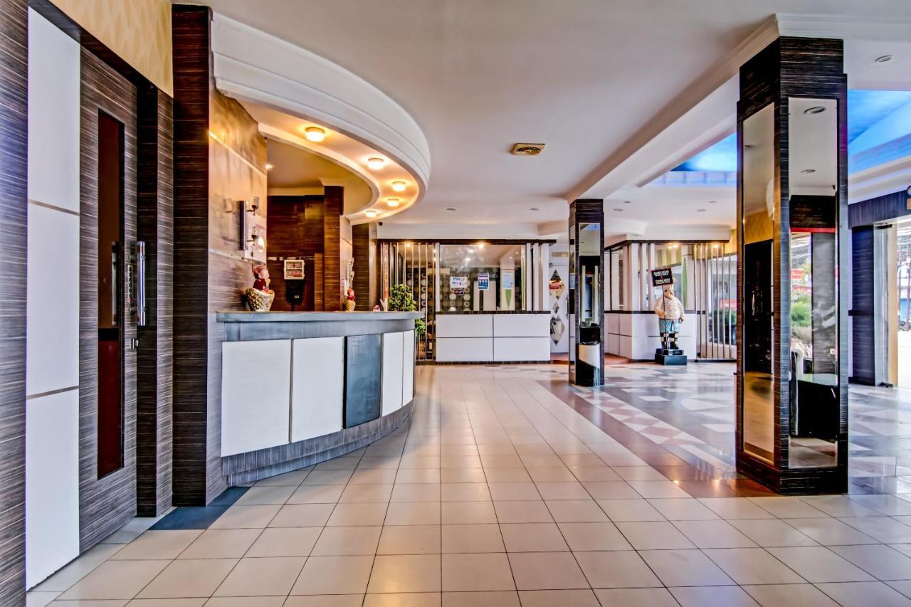 Oyo 90697 Hotel Wisata Думай Екстер'єр фото